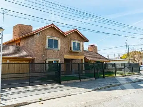 CASA EN VENTA EN EL CENTRO DE ALLEN, PROV. DE RÍO NEGRO. 8 AMB, QUINCHO, PATIO, 3 BAÑOS, 2 TOILETTES
