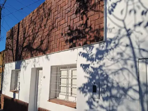 SE ALQUILA CASA CON 2 DORMITORIOS Y GARAJE