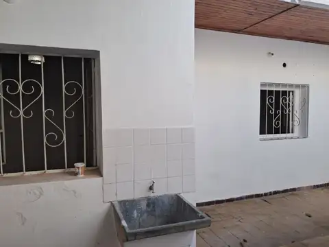 SE ALQUILA CASA CON 2 DORMITORIOS Y GARAJE