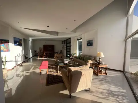 Casa 7 ambientes con 4 baños