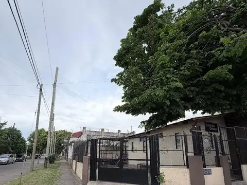 CASA CON DOS LOCALES (OPORTUNIDAD)