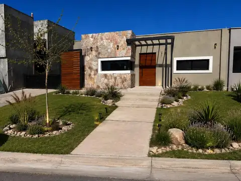 Casa 6 ambientes con 2 baños