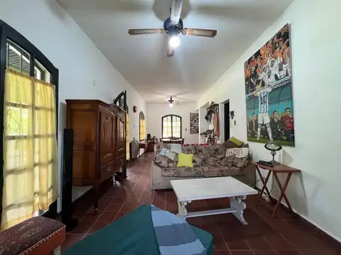 Casa 6 ambientes con 2 baños