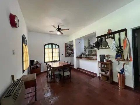 Casa 6 ambientes con 2 baños