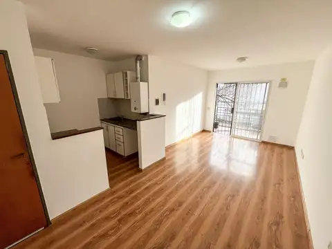 Alquiler Departamento 1 Dormitorio al frente con balcón. Urquiza 3900