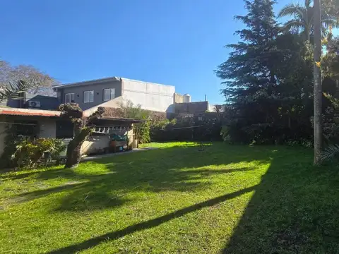 Casa 10 ambientes con 2 baños
