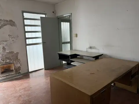 Amplio galpon con local oficinas y entrada para camionetas