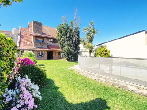 Casa en Venta con 2 cocheras