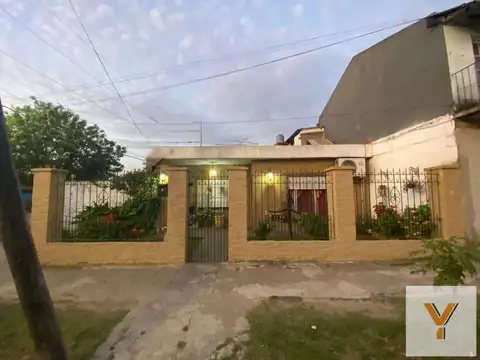 Casa en venta - 4 Dormitorios 2 Baños - Merlo