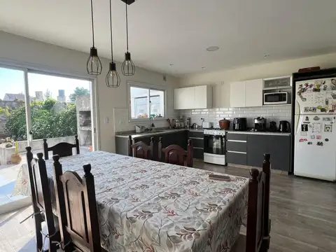 CHALET DE 3 AMBIENTES CON PARQUE Y GARAGE