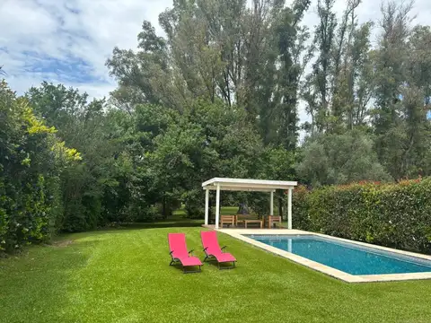 VENTA CASA 4 AMB EN PRADERAS DE LUJAN CON PISCINA