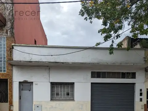 Casa a refaccionar de tres ambientes sobre lote 8,66 x 46 con local al frente