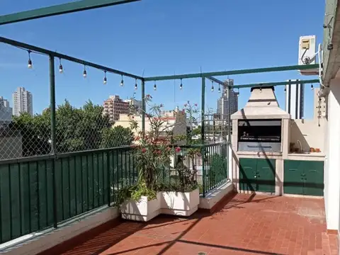 Excelente 4 amb con gran balcon aterrazado y parrilla. A metros de Av. Cabildo. Reciclado a nuevo.