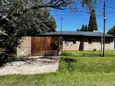 Casa en Funes en venta. ambiente unico, amplio jardin con piscina de material