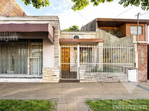 Casa en lote propio en Villa Adelina. 8.66 por 18.10 mts-