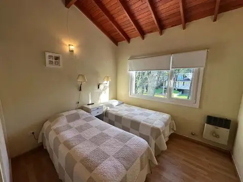 CASA VENTA CARILO 5 AMBIENTES CON PISCINA Y GARAGE