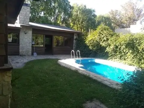 Venta de CHALET HERMOSO DE 3 AMBIENTES CON PILETA en Los Acantilados, Mar del Plata