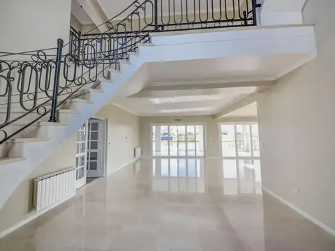 Casa 7 ambientes con 5 baños