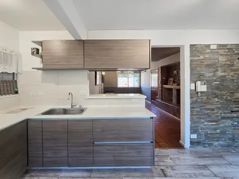 Casa 4 ambientes con quincho, piscina y cochera