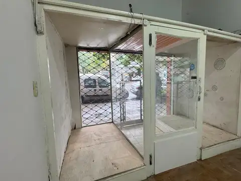 Local a la calle con doble vidriera, 9  x 3,30m. Baño compartimentado.
