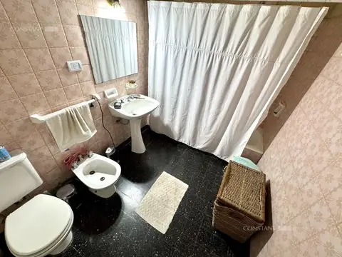 Casa 7 ambientes con 1 baño