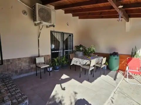 Casa de tres dormitorios, dos baños, cochera, deposito. Lamadrid entre Cochabamba y San Lorenzo