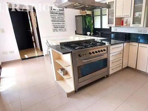 Casa 7 ambientes con 4 baños