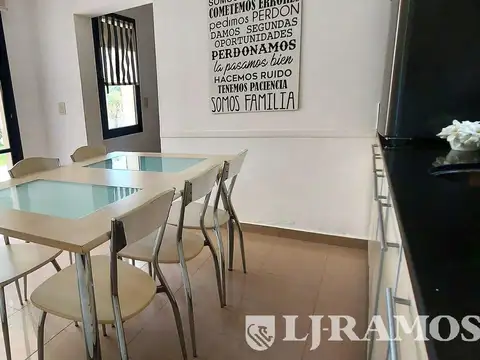 Casa en Alquiler con 2 cocheras