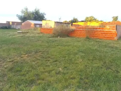 Se vende terreno con construcción en Timbúes. Excelente ubicación!