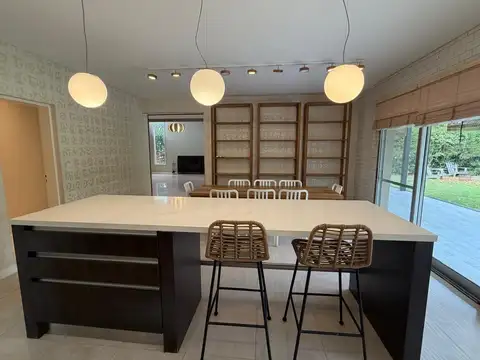 Casa 7 ambientes con 4 baños