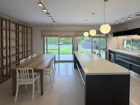 Casa en Alquiler con 2 cocheras