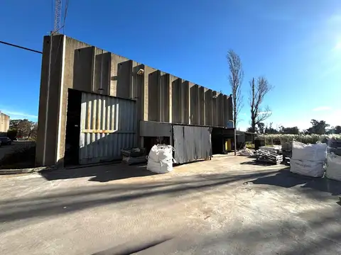 Galpón / deposito en  2.000 m2 cubiertos sobre ruta 2 Abasto - La Plata - Alquiler