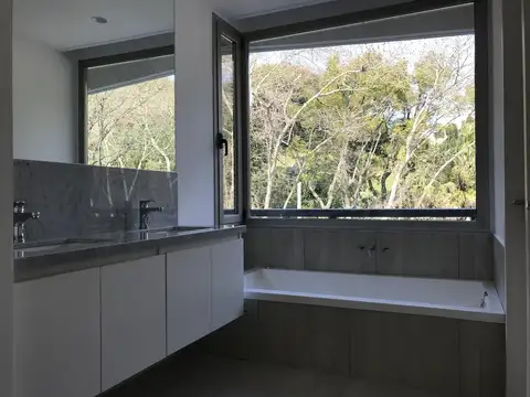 Casa en Alquiler con 2 cocheras