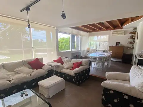 Casa en Alquiler con 2 cocheras