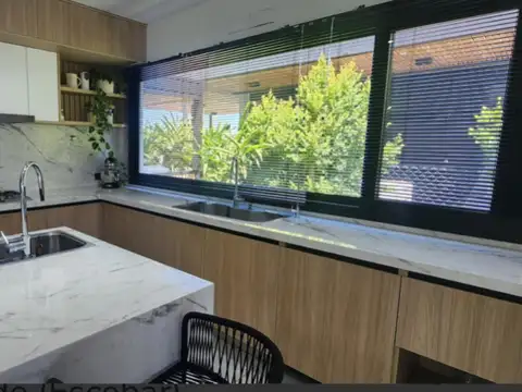 Casa en Alquiler con 3 cocheras