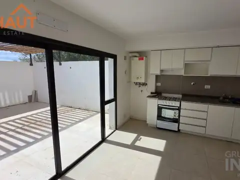 Departamento de 1 habitación con patio y cochera, Cipolletti