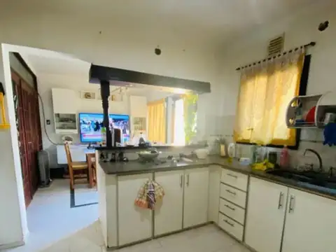 Casa 5 ambientes con 2 baños