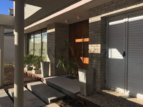 Casa 8 ambientes con 5 baños