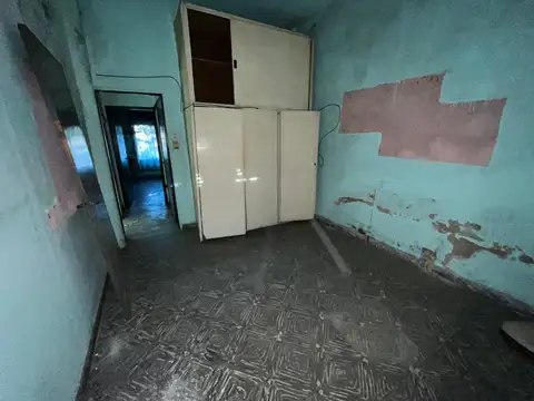 Exc. casa 3 amb. sobre terreno largo - VENTA