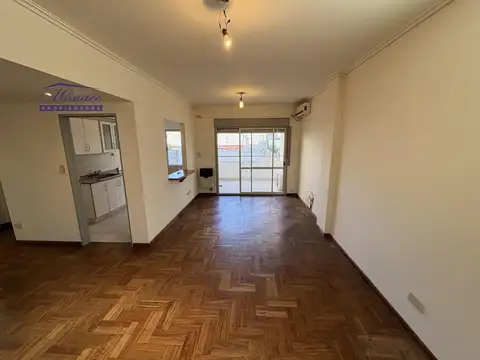 Semipiso 2 amb. Cfte con balcón y cocina indep.