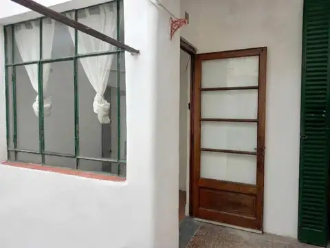 Depto Tipo Casa en Alquiler en Monte Castro, $ 950.000