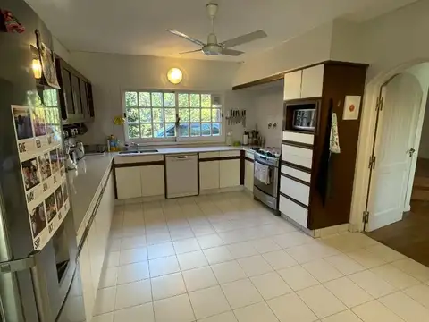 Casa en Alquiler con 3 cocheras