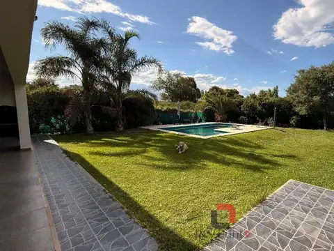 Casa de Categoría en Barrio Privado LOS SAUCES 
