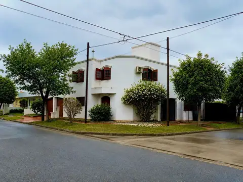 VENTA CASA 3 DORM Y ESCRITORIO NUEVO POETA C/PILET