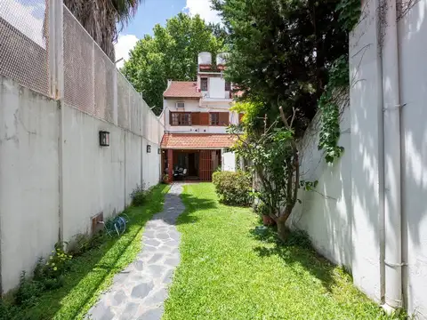 Venta 5 amb + playroom, cochera, jardin, quincho.