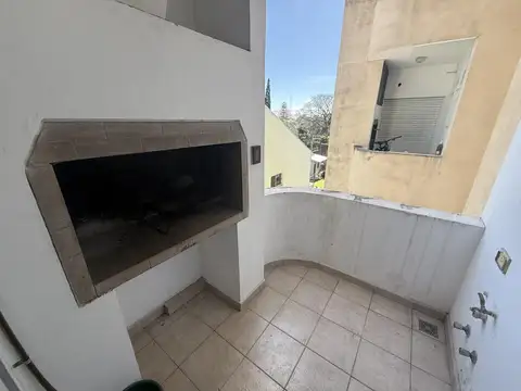 Depto 2 amb en alquiler con balcón y parrilla – Lares de Pilar, centro