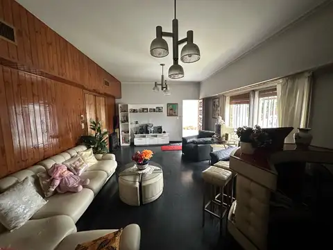 Casa en Venta con 3 cocheras