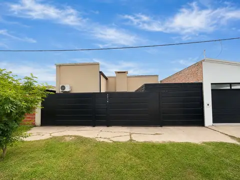 En Venta Casa de Dos Dormitorios con Piscina