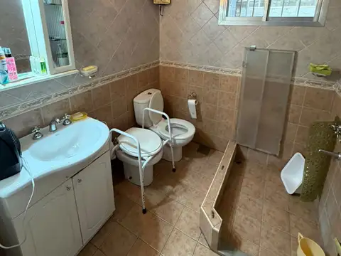 Casa en venta 3 ambientes con fondo y cochera