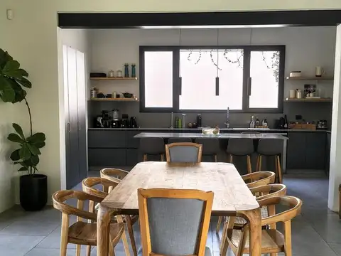 Casa en alquiler temporario sobre lote central de 2.400 m2 en Chacras del ocho, al lado de Pilará